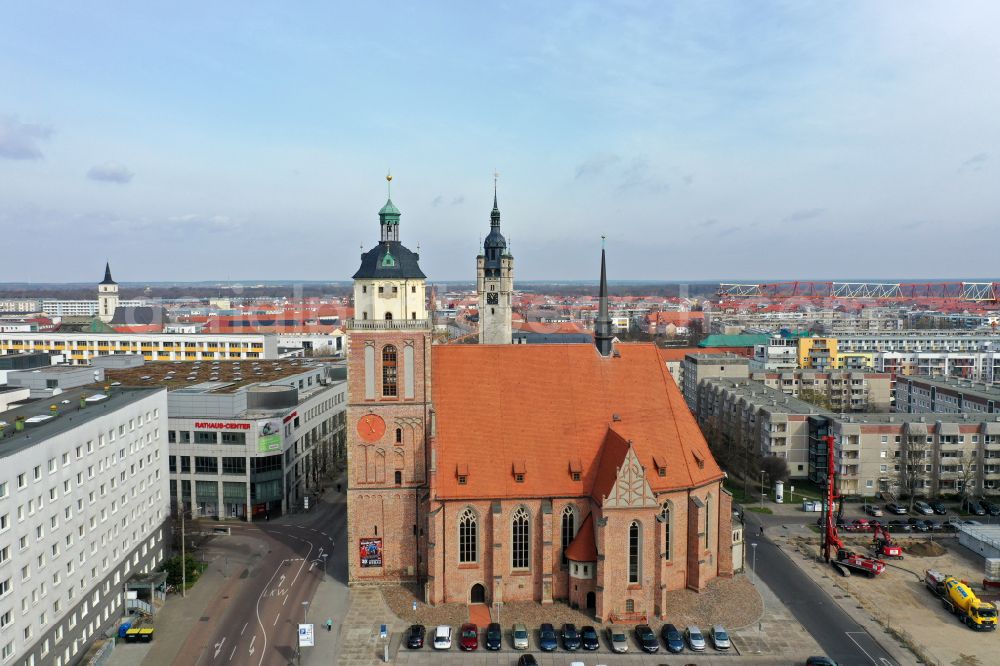 Dessau from the bird's eye view: Church building in Marienkirche Old Town- center of downtown on place Schlossplatz in Dessau in the state Saxony-Anhalt, Germany