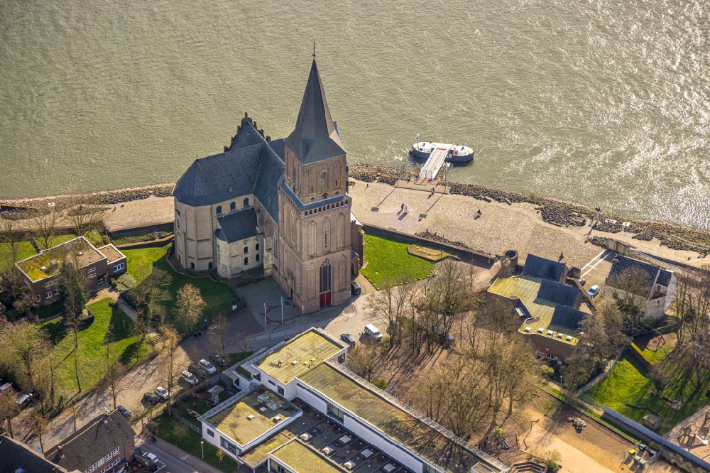 Aerial photograph Emmerich am Rhein - Church building St. Martini on the Rhine promenade with the river Rhine in Emmerich am Rhein in the state North Rhine-Westphalia, Germany