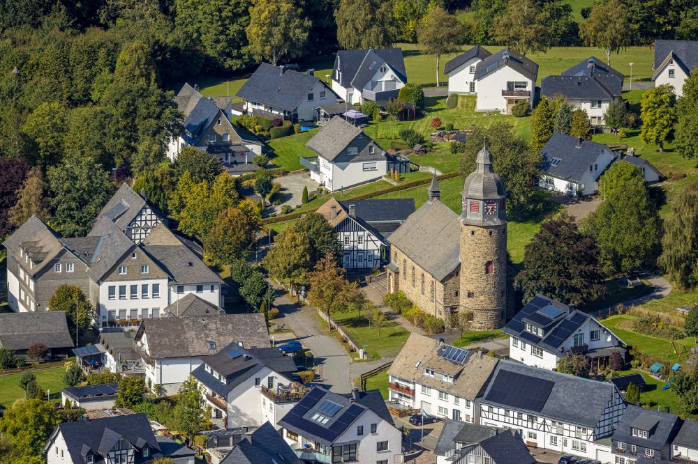 Aerial photograph Schmallenberg - Church building St. Michael in Holthausen in the village of on street Kirchstrasse in the district Holthausen in Schmallenberg at Sauerland in the state North Rhine-Westphalia, Germany