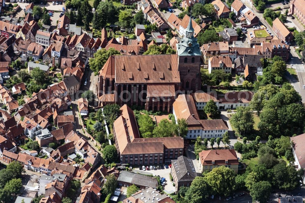 Lüneburg from the bird's eye view: Church building in St. Michaeliskirche Old Town- center of downtown in Lueneburg in the state Lower Saxony, Germany
