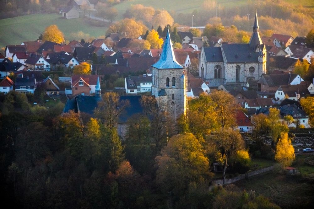 Aerial photograph Marsberg - Church building in of Nikolaikirche Old Town- center of downtown in the district Obermarsberg in Marsberg in the state North Rhine-Westphalia, Germany
