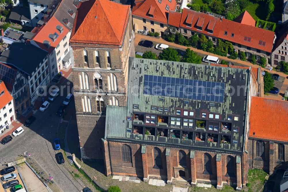 Aerial photograph Rostock - Church building of the Nikolaikirche with apartments, balconies and solar system at the Wendlaender Schilde in Rostock in the state Mecklenburg-Western Pomerania, Germany