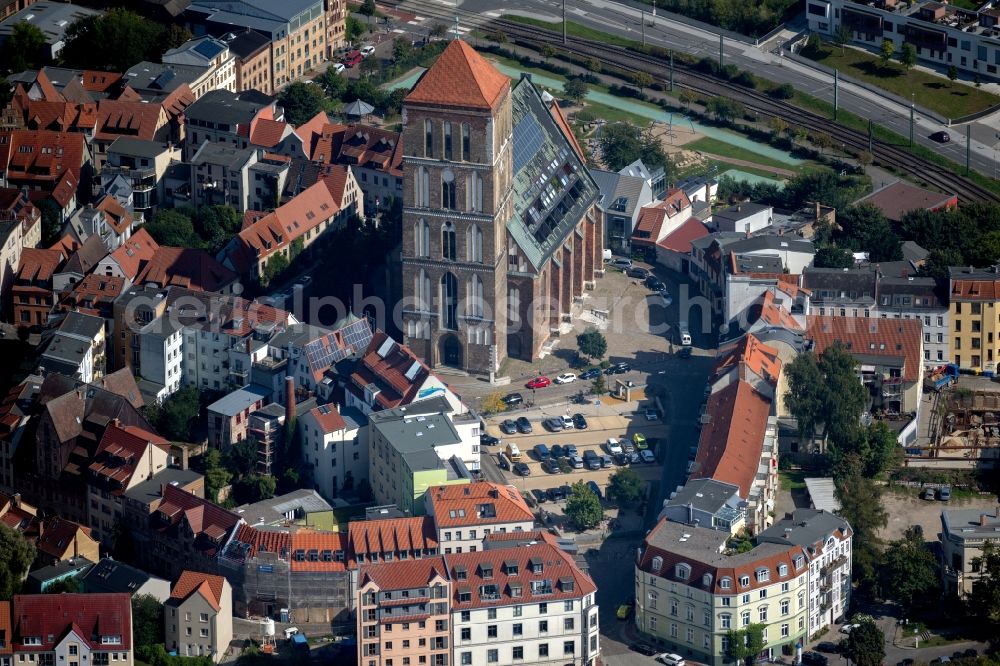 Rostock from the bird's eye view: Church building of the Nikolaikirche with apartments, balconies and solar system at the Wendlaender Schilde in Rostock in the state Mecklenburg-Western Pomerania, Germany