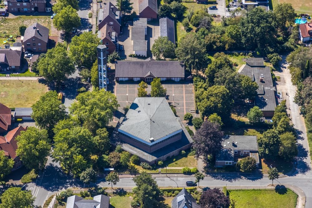 Aerial photograph Dorsten - Church building St. Nikolaus Kirche on Storchsbaumstrasse in the district Hardt in Dorsten in the state North Rhine-Westphalia, Germany