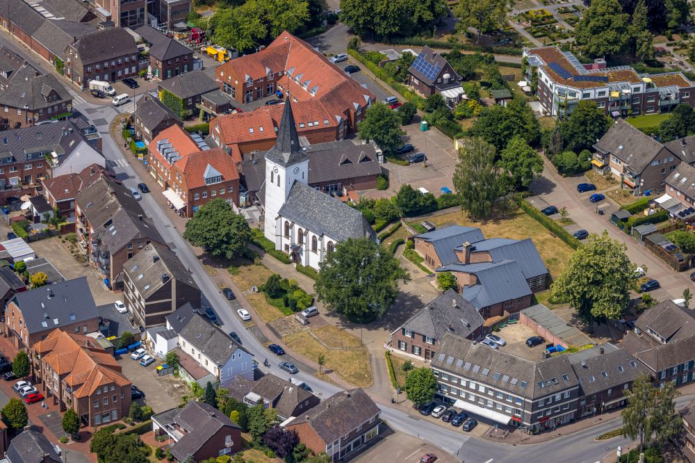 Hamminkeln from the bird's eye view: Church building in the village of on street Marktstrasse in Hamminkeln in the state North Rhine-Westphalia, Germany