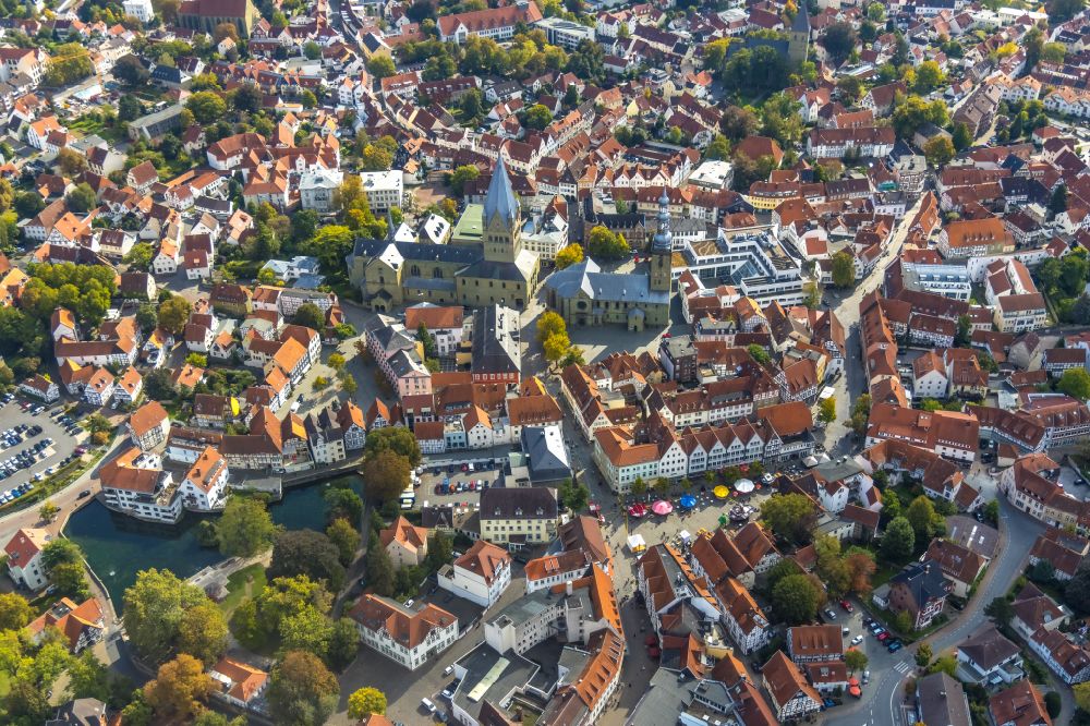 Soest from the bird's eye view: Church building in St. Patrokli-Dom und St. Petri in the old Town- center of downtown in Soest in the state North Rhine-Westphalia, Germany