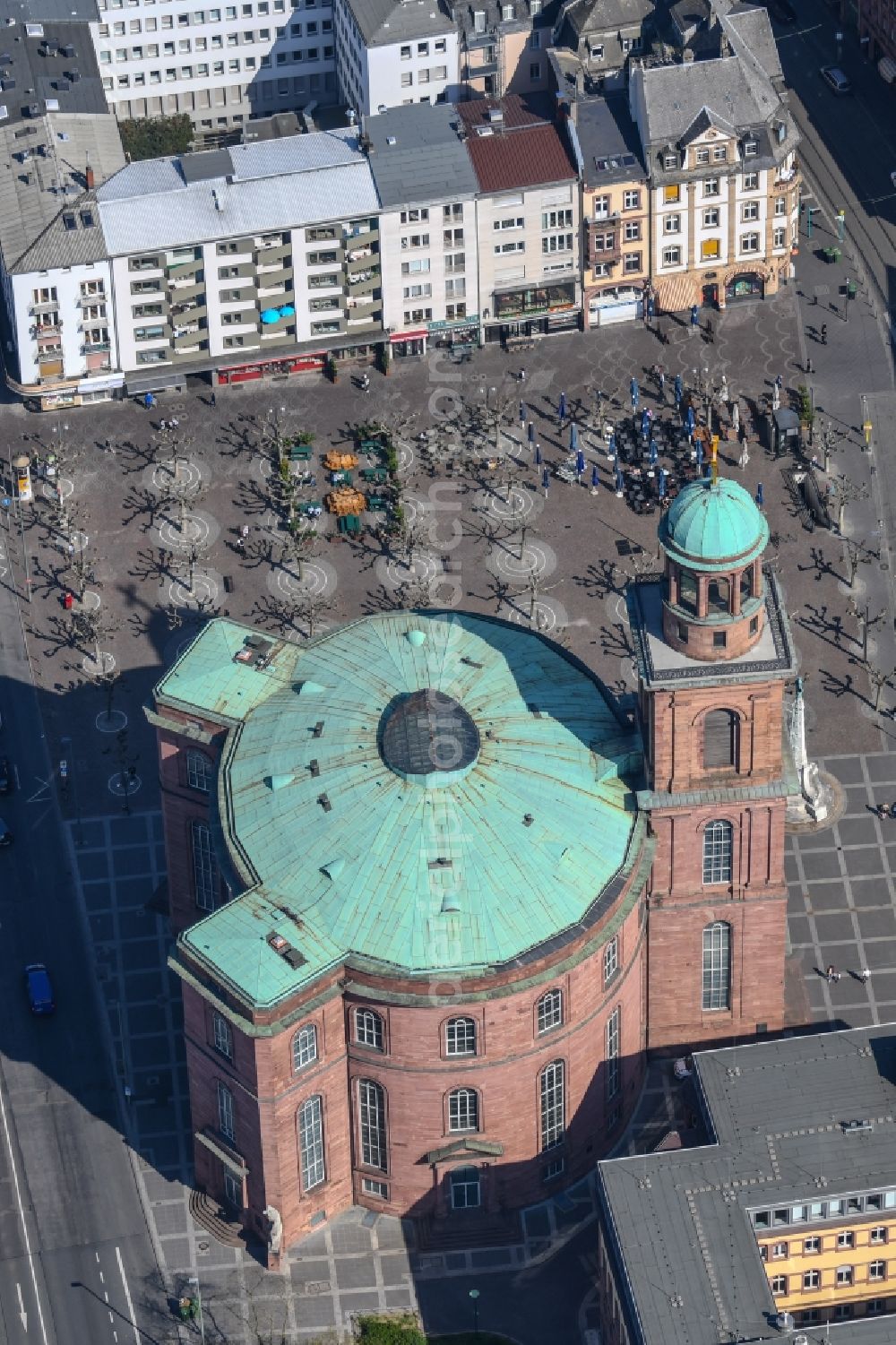 Frankfurt am Main from the bird's eye view: Church building of the Paulskirche Old City- center of downtown at Berliner street in the district Altstadt in Frankfurt in the state Hesse