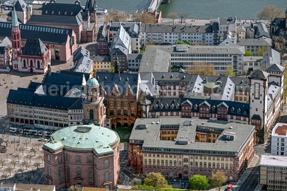 Aerial photograph Frankfurt am Main - Church building of the Paulskirche and the sight Langer Franz on Bethmannstrasse in the Old City- center of downtown at Berliner street in the district Altstadt in Frankfurt in the state Hesse