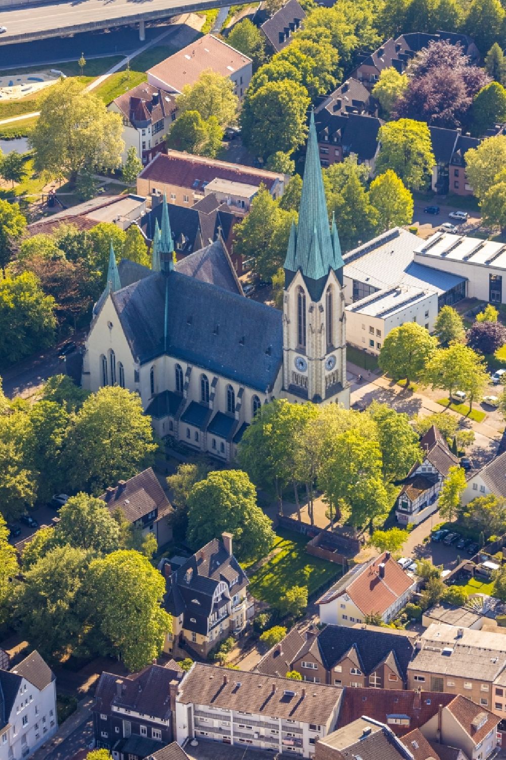 Kamen from the bird's eye view: Church building of Pauluskirche on Kirchplatz and of Pfarrkirche Heilige Fonilie Dunkle Strasse in Kamen in the state North Rhine-Westphalia, Germany