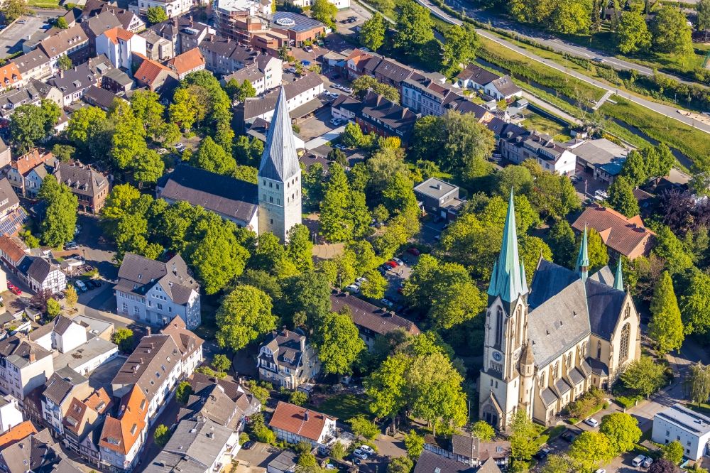 Aerial image Kamen - Church building of Pauluskirche on Kirchplatz and of Pfarrkirche Heilige Fonilie Dunkle Strasse in Kamen in the state North Rhine-Westphalia, Germany