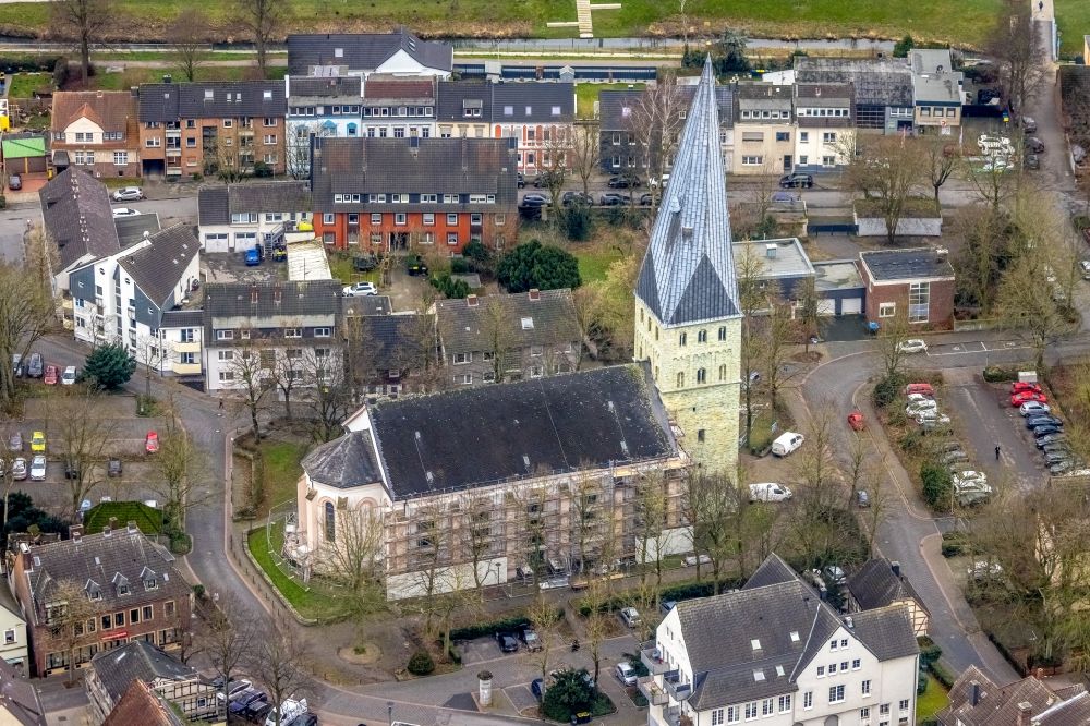 Aerial photograph Kamen - Church building of Pauluskirche on Kirchplatz and of Pfarrkirche Heilige Fonilie Dunkle Strasse in Kamen in the state North Rhine-Westphalia, Germany