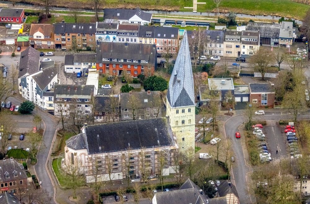Aerial image Kamen - Church building of Pauluskirche on Kirchplatz and of Pfarrkirche Heilige Fonilie Dunkle Strasse in Kamen in the state North Rhine-Westphalia, Germany