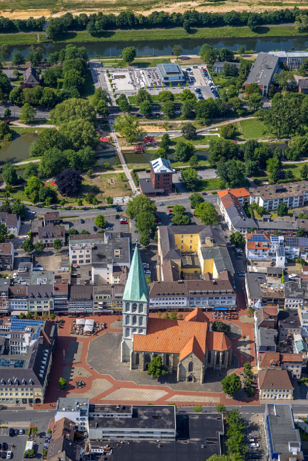 Hamm from the bird's eye view: Church building in Pauluskirche Paulus church on market place in Hamm Old Town- center of downtown in the district Mitte in Hamm in the state North Rhine-Westphalia, Germany