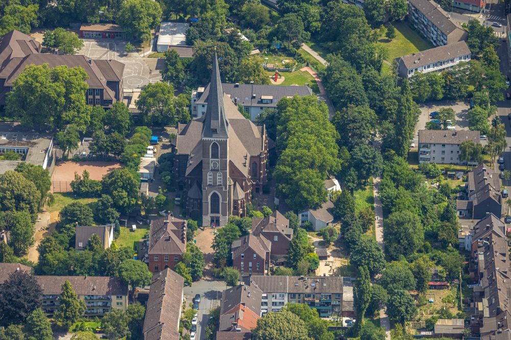 Duisburg from the bird's eye view: Church building of St. Peter Kirche on Mittelstrasse in the district Marxloh in Duisburg at Ruhrgebiet in the state North Rhine-Westphalia, Germany