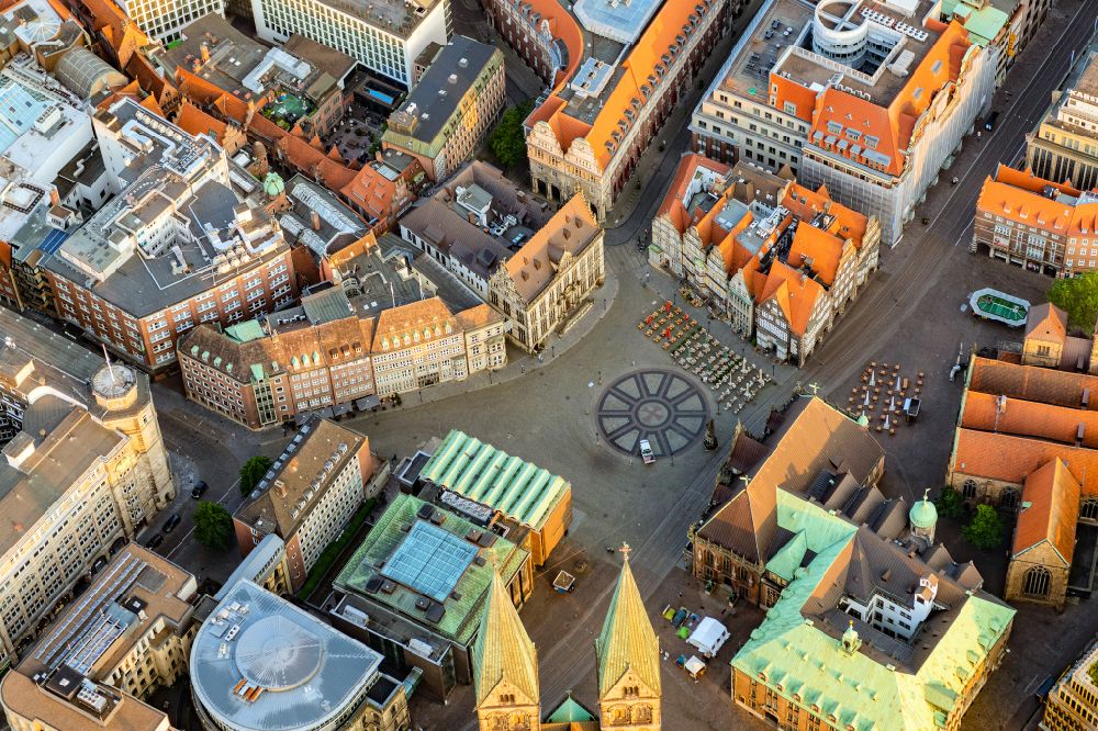 Bremen from the bird's eye view: Church building of the cathedral of Bremen and city hall on the market square in the historic city centre of Bremen in Germany