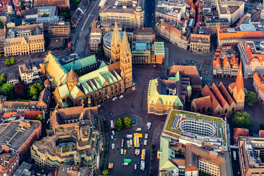 Aerial photograph Bremen - Church building of the cathedral of Bremen and city hall on the market square in the historic city centre of Bremen in Germany