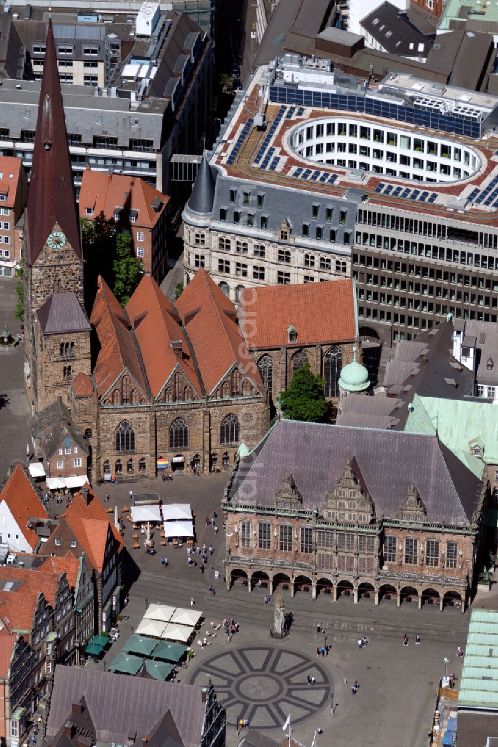 Bremen from the bird's eye view: Church building of the cathedral of Bremen and city hall on the market square in the historic city centre of Bremen in Germany
