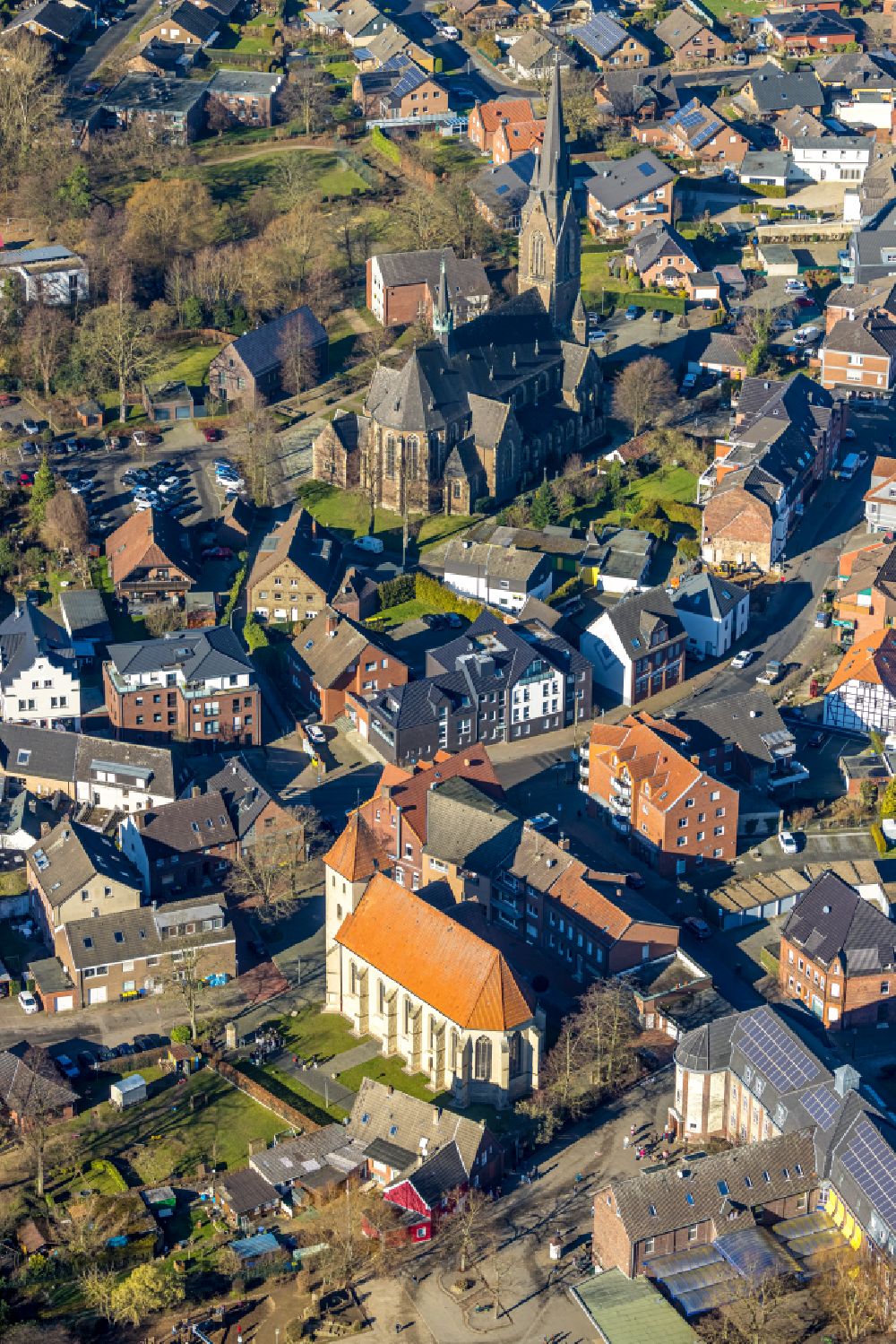 Selm from the bird's eye view: Church building Pfarrkirche St. Ludger on place Alter Kirchplatz in Selm in the state North Rhine-Westphalia, Germany