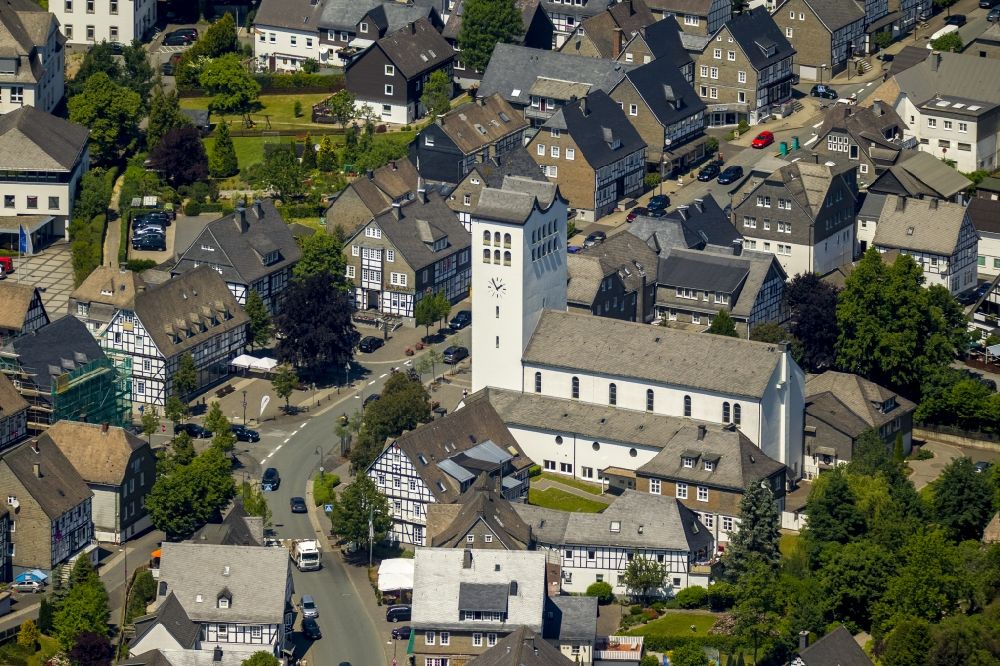 Aerial photograph Schmallenberg, Bad Fredeburg - Church building Pfarrkirche St.Georg in Schmallenberg - Bad Fredeburg in the state North Rhine-Westphalia