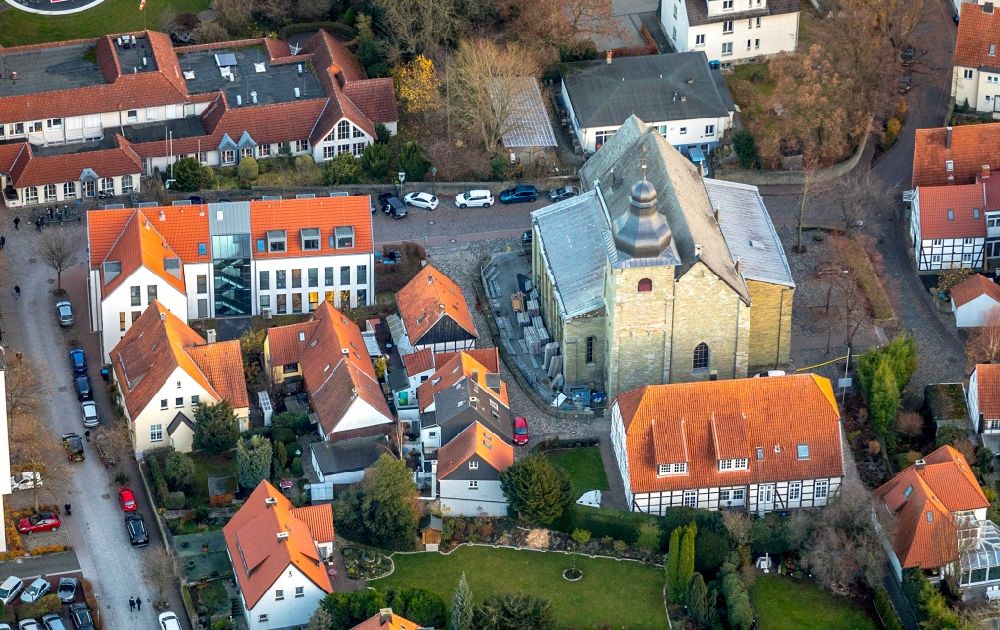 Aerial image Soest - Church building Sankt Maria to the Hoehe Am Hohnekirchhof in Soest in the state North Rhine-Westphalia, Germany