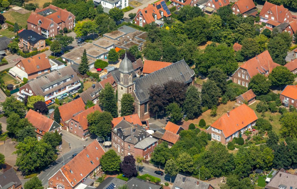 Aerial image Rinkerode - Church building Sankt Pankratius on place Sankt-Pankratius-Kirchplatz in Rinkerode in the state North Rhine-Westphalia, Germany