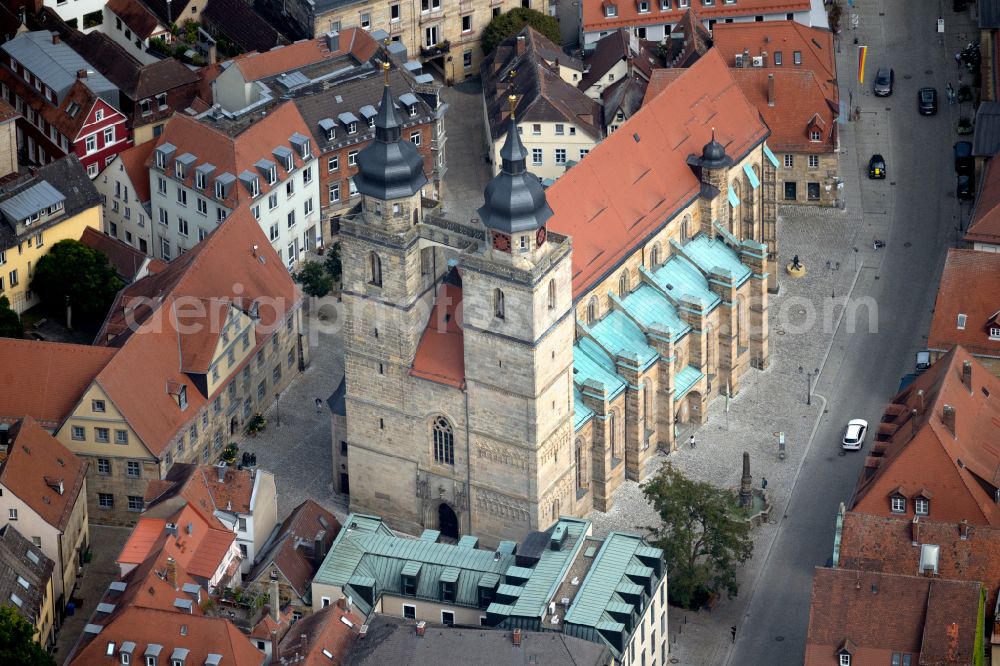 Bayreuth from the bird's eye view: Church building of the Stadtkirche Heilig Dreifaltigkeit in the city center of Bayreuth in the state Bavaria, Germany