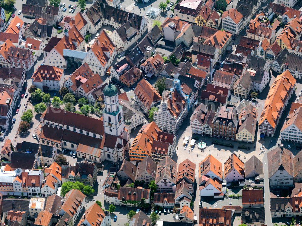 Aerial photograph Biberach an der Riß - Church building in of Stadtpfarrkirche St. Martin Old Town- center of downtown on place Marktplatz in Biberach an der Riss in the state Baden-Wuerttemberg, Germany