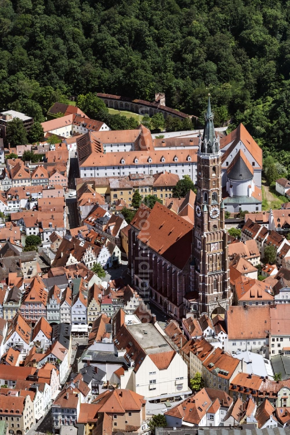 Landshut from the bird's eye view: Church building in Stadtpfarrkirche St. Martin on Kirchgasse Old Town- center of downtown in Landshut in the state Bavaria, Germany