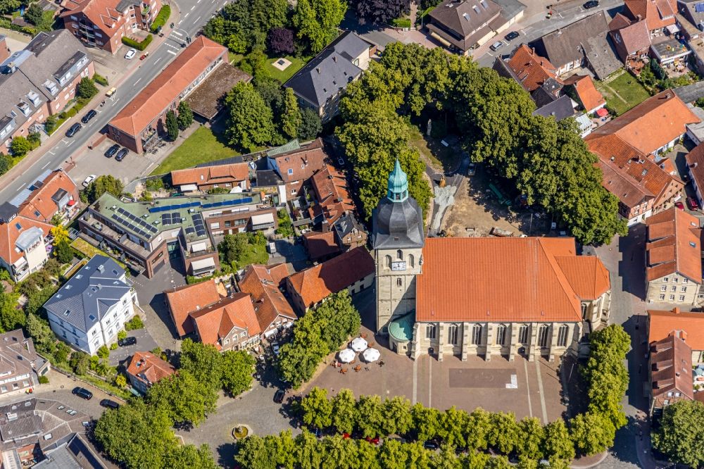 Nottuln from the bird's eye view: Church building in am Stiftplatz Old Town- center of downtown in Nottuln in the state North Rhine-Westphalia