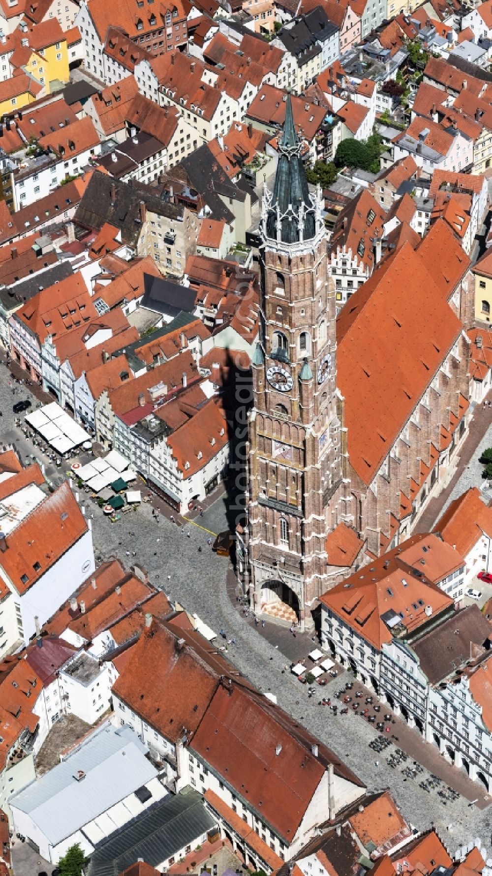 Aerial photograph Landshut - Church building of Stiftsbasilika Sankt Martin in Landshut in the state Bavaria, Germany