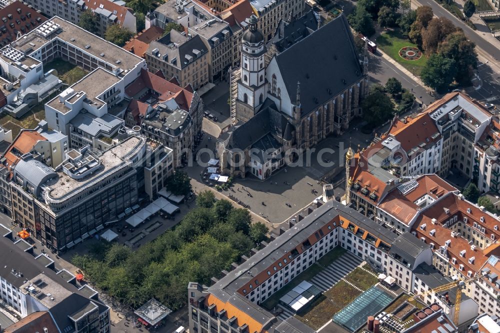 Leipzig from above - Church building in Thomaskirche on Thomaskirchhof Old Town- center of downtown in the district Mitte in Leipzig in the state Saxony, Germany