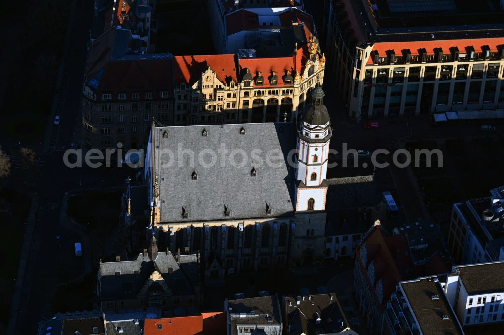 Aerial photograph Leipzig - Church building in Thomaskirche on Thomaskirchhof Old Town- center of downtown in the district Mitte in Leipzig in the state Saxony, Germany