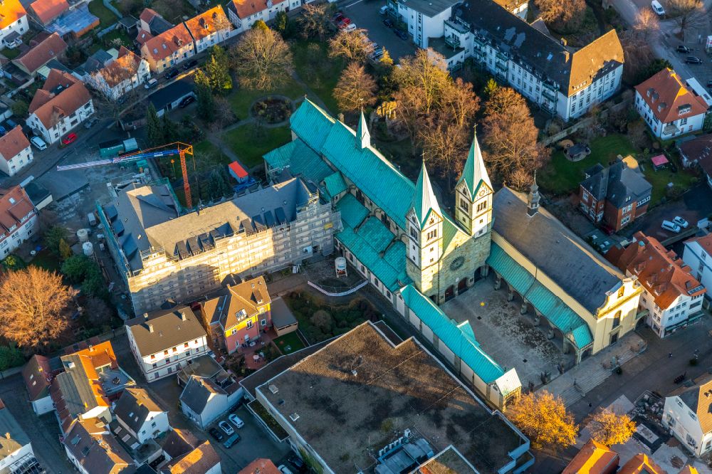 Werl from the bird's eye view: Church building Wallfahrtsbasilika Mariae Heimsuchung at the Klosterstrasse in Werl at Ruhrgebiet in the state North Rhine-Westphalia, Germany