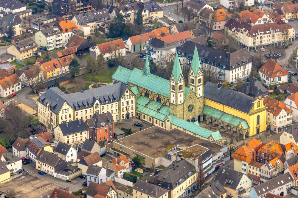 Aerial image Werl - Church building Wallfahrtsbasilika Mariae Heimsuchung at the Klosterstrasse in Werl at Ruhrgebiet in the state North Rhine-Westphalia, Germany