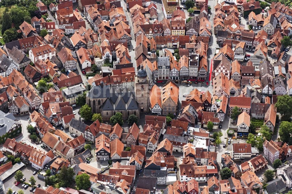 Aerial image Alsfeld - Church building in of Walpurgiskirche on Kirchplatz overlooking the town hall on Markt Old Town- center of downtown in Alsfeld in the state Hesse, Germany