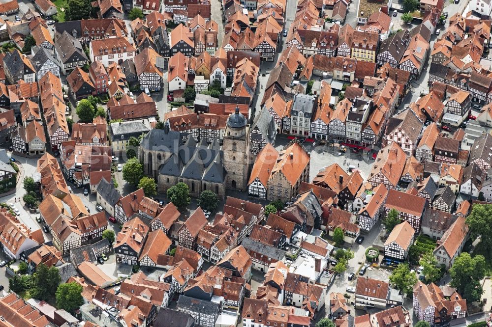 Aerial photograph Alsfeld - Church building in of Walpurgiskirche on Kirchplatz overlooking the town hall on Markt Old Town- center of downtown in Alsfeld in the state Hesse, Germany