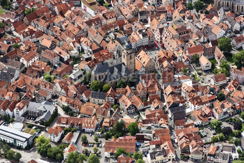 Alsfeld from the bird's eye view: Church building in of Walpurgiskirche on Kirchplatz overlooking the town hall on Markt Old Town- center of downtown in Alsfeld in the state Hesse, Germany