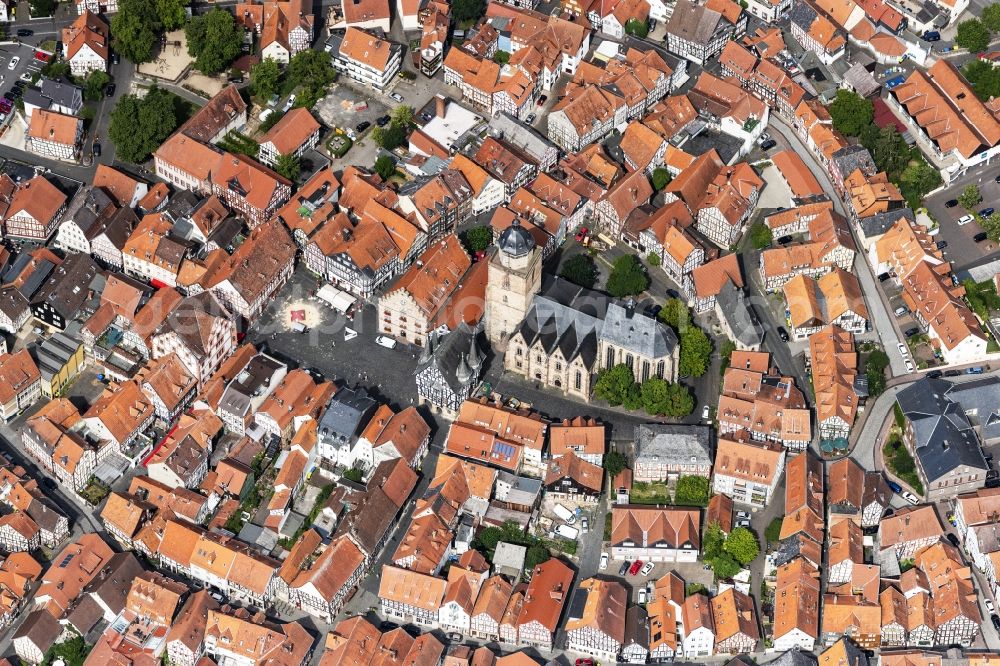Aerial image Alsfeld - Church building in of Walpurgiskirche on Kirchplatz overlooking the town hall on Markt Old Town- center of downtown in Alsfeld in the state Hesse, Germany