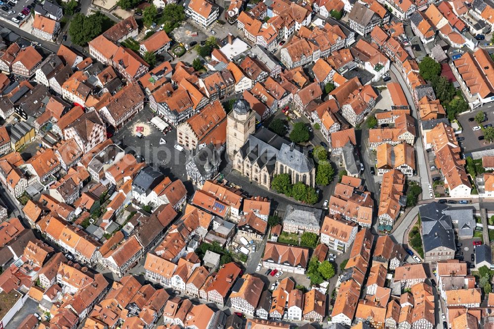 Aerial photograph Alsfeld - Church building in of Walpurgiskirche on Kirchplatz overlooking the town hall on Markt Old Town- center of downtown in Alsfeld in the state Hesse, Germany