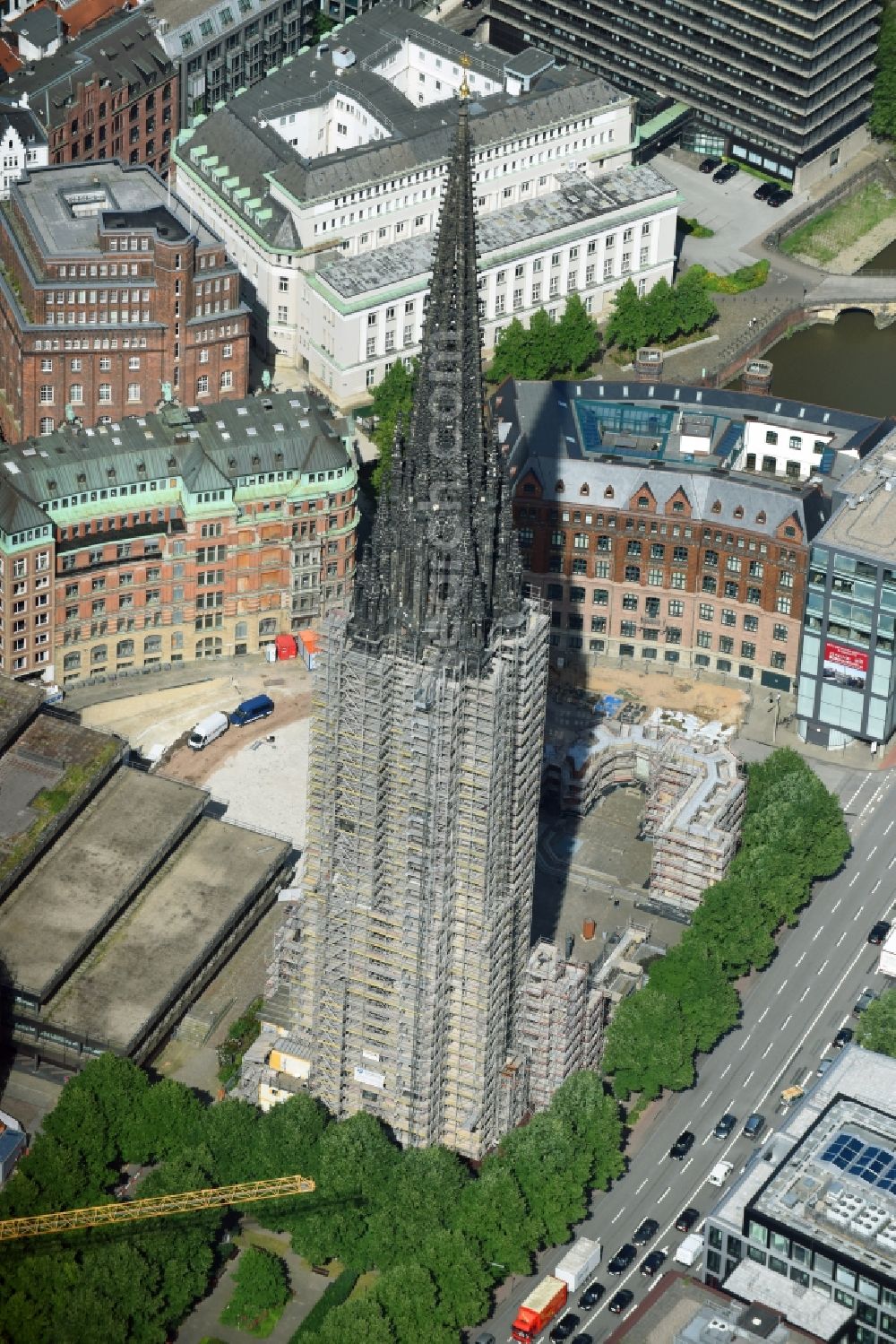 Aerial image Hamburg - Church tower and tower roof at the church building of Mahnmal St. Nikolai on Willy-Brandt-Strasse in Hamburg, Germany