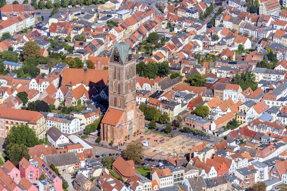 Aerial photograph Wismar - Church tower of St. Mary's Church in the center of the Old Town of Wismar in Mecklenburg - Western Pomerania