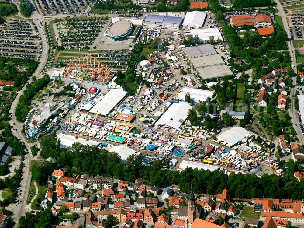 Straubing from the bird's eye view: Fair - event location at festival Am Hagen in Straubing in the state Bavaria, Germany