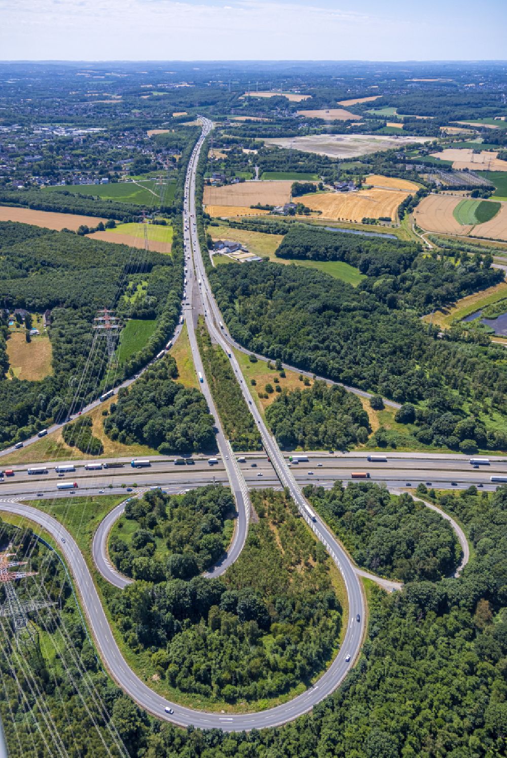 Castrop-Rauxel from the bird's eye view: Traffic flow at the intersection- motorway A2 and BAB 45 of Autobahnkreuz Dortmund-Nordwest in form of cloverleaf in Castrop-Rauxel in the state North Rhine-Westphalia, Germany