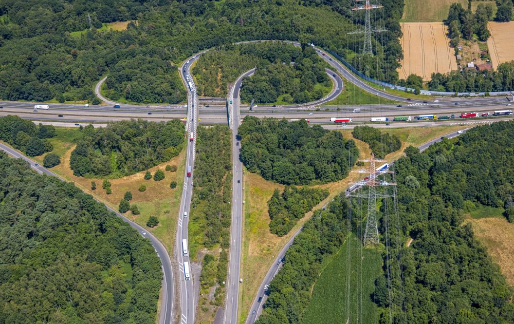 Ickern from above - Cloverleaf traffic routing and roadways of the road routing at the interchange of the BAB A2 and A45 of the Autobahnkreuz Dortmund-Nordwest in Ickern in the state of North Rhine-Westphalia, Germany
