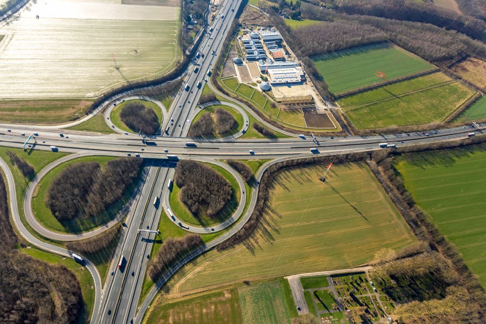 Aerial photograph Unna - Traffic flow at the intersection- motorway A4 , A1 Kreuz Dortmund/Unna in form of cloverleaf in Unna at Ruhrgebiet in the state North Rhine-Westphalia, Germany