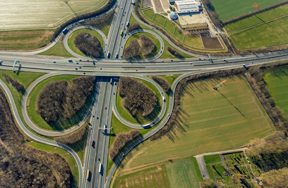 Unna from the bird's eye view: Traffic flow at the intersection- motorway A4 , A1 Kreuz Dortmund/Unna in form of cloverleaf in Unna at Ruhrgebiet in the state North Rhine-Westphalia, Germany