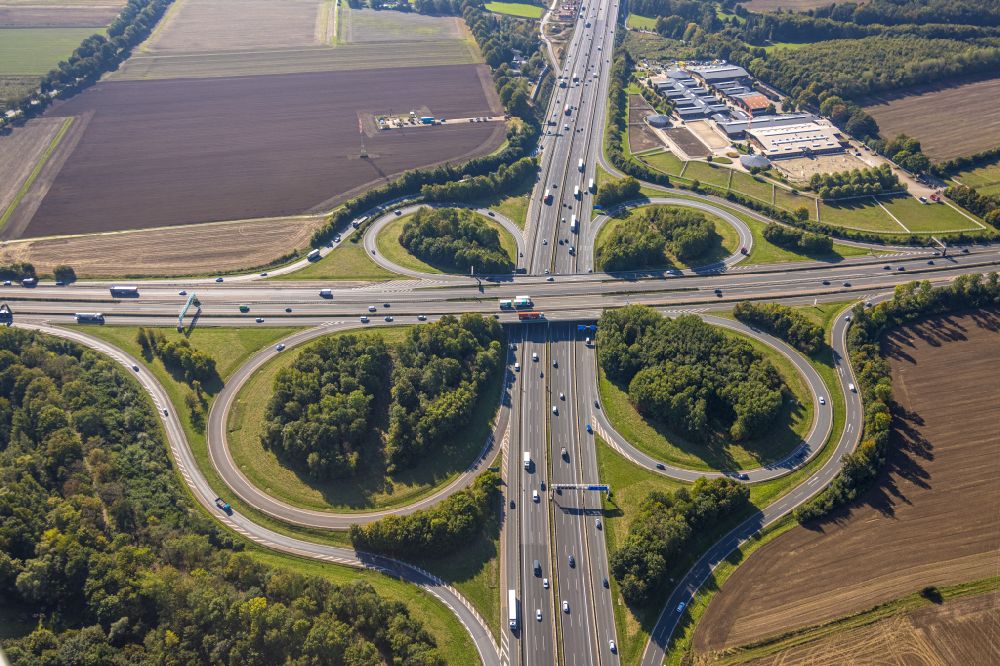 Aerial photograph Unna - traffic flow at the intersection- motorway A4 , A1 Kreuz Dortmund/Unna in form of cloverleaf in Unna in the state North Rhine-Westphalia, Germany