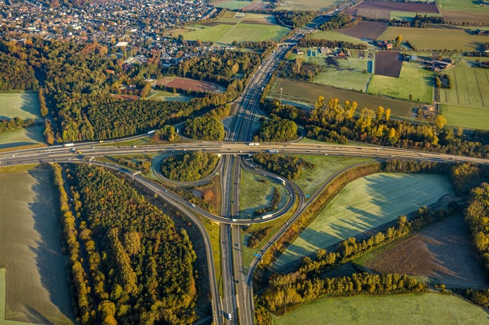 Aerial photograph Cloerbruch - Traffic flow at the intersection- motorway A52 - 44 Kreuz Neersen in form of cloverleaf in Cloerbruch in the state North Rhine-Westphalia, Germany