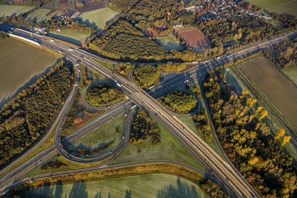 Cloerbruch from the bird's eye view: Traffic flow at the intersection- motorway A52 - 44 Kreuz Neersen in form of cloverleaf in Cloerbruch in the state North Rhine-Westphalia, Germany