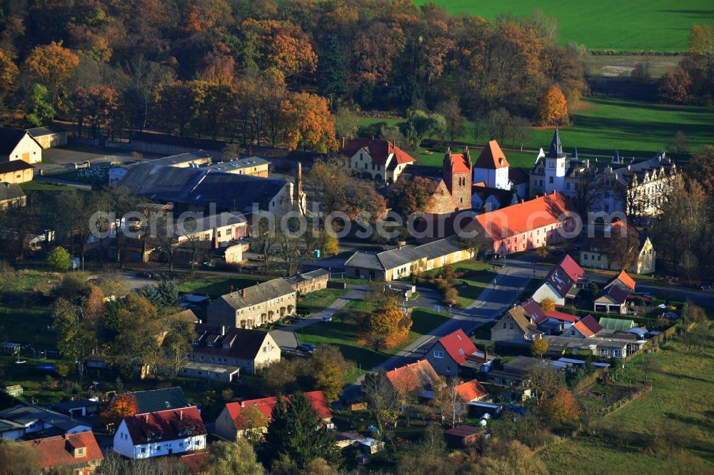 Aerial photograph Löwenberger Land Liebenberg - Small town with a village character along the Bergsdorfer Strasse. Manor houses, church, castle and family houses with gardens surrounded by fields and arable land in the district Liebenberg in Loewenberger Land in the state of Brandenburg